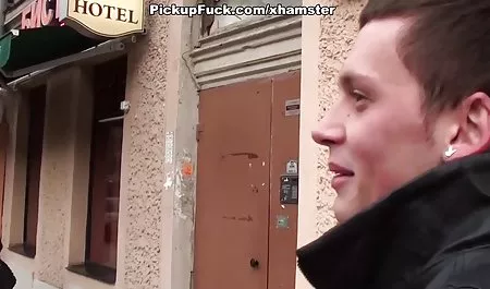 Piękne ptaki starsze panie z młodymi chłopcami