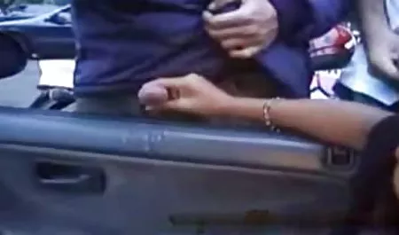 Piękne młode starsze panie na sex nastolatki nastolatka pokazuje jej pochwy przed terminalem ciekawe