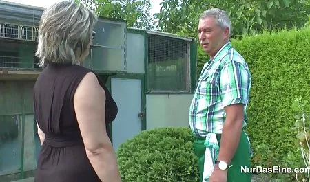 Wtedy kot wziął kości mamuski starsze kobiety gruby biznes-palec